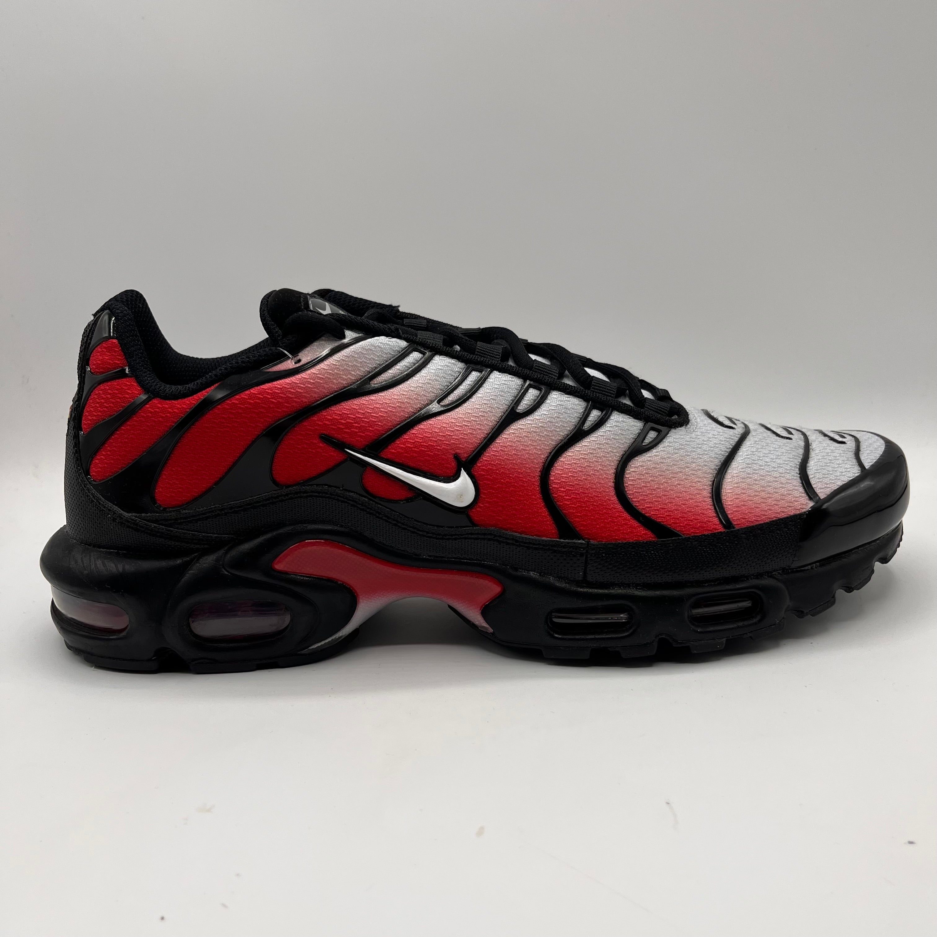 Nike Air Max Plus, Pure Platinum Red.